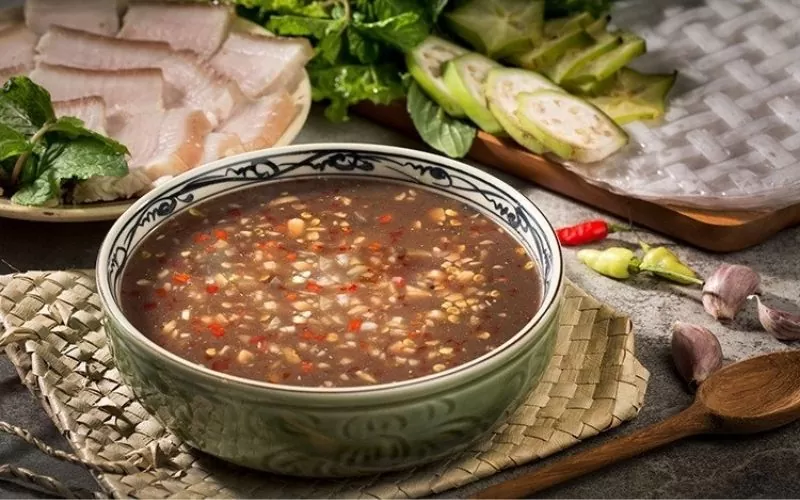 Nước chấm đồ luộc hay bất kỳ nước chấm nào đều được coi là linh hồn trên bàn thức ăn đó. Đối với nhiều người, pha nước chấm được coi là thử thách không nhỏ, thậm chí nhiều người không rõ món gì cần loại nước chấm nào và pha thế nào cho tròn vị?