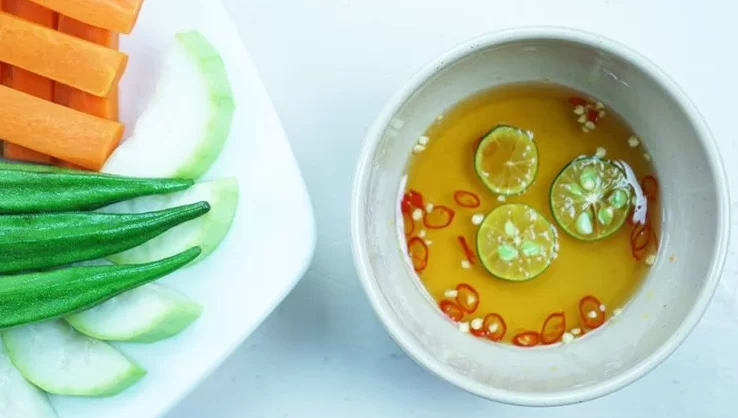 Nước chấm đồ luộc hay bất kì nước chấm nào đều được coi là linh hồn trên bàn thức ăn đó. Đối với nhiều người, pha nước chấm được coi là thử thách không nhỏ, thậm chí nhiều người không rõ món gì cần loại nước chấm nào và pha thế nào cho tròn vị?