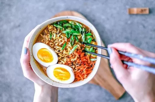 Mì gói, mì ăn liền hay nhiều nơi còn gọi là mì tôm (thông dụng trong khẩu ngữ tiếng Việt miền Bắc), là món ăn hầu như gia đình nào cũng yêu thích và có sẵn trong tủ bếp của gia đình. Vì là món ăn rẻ nhưng thơm ngon nên Việt Nam được coi là một trong những quốc gia tiêu thụ mì gói lớn trên thế giới.