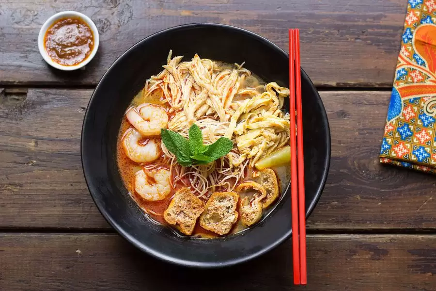 Mì gói, mì ăn liền hay nhiều nơi còn gọi là mì tôm (thông dụng trong khẩu ngữ tiếng Việt miền Bắc), là món ăn hầu như gia đình nào cũng yêu thích và có sẵn trong tủ bếp của gia đình. Vì là món ăn rẻ nhưng thơm ngon nên Việt Nam được coi là một trong những quốc gia tiêu thụ mì gói lớn trên thế giới.