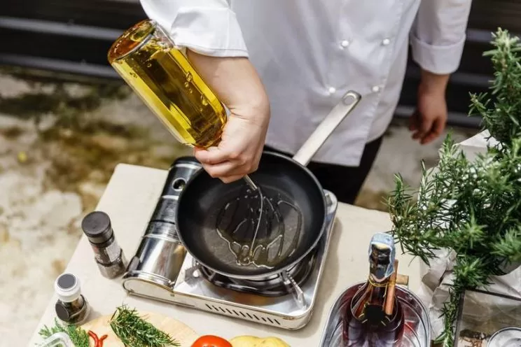 Nước chấm đồ chiên là yếu tố tạo nên sự "mê hoặc" khi chúng ta thưởng thức các món chiên, rán. Bởi những món ăn này thường nhiều dầu mỡ nên rất chóng ngán, chính vì vậy rất cần nước chấm thơm ngon để đưa đẩy tăng độ hấp dẫn.