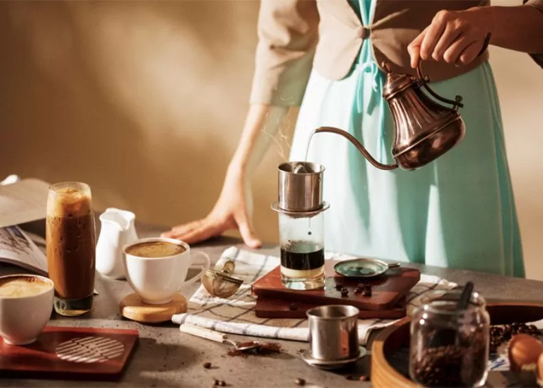 Pha chế cafe tuy cách pha không khó nhưng cầu kỳ không kém và để pha ra được một ly cafe đạt được hương vị đậm đà và làm người thưởng thức khó quên thì bạn cần thực hiện đúng các bước và phương pháp pha chế ngay từ lúc đầu bạn đầu.
