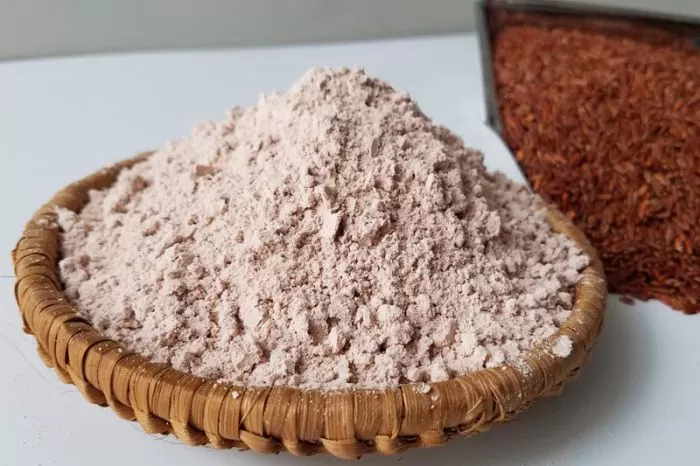 Bột gạo được làm ra từ hạt gạo, bằng cách ngâm nước và xay nhuyễn chúng ra. Còn đối với tinh bột gạo, là thành phần quan trọng và phổ biến từ Nam ra Bắc.